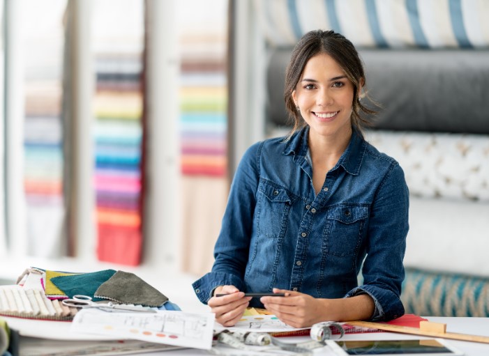 mujer feliz con las ventajas y precios de la empresa.